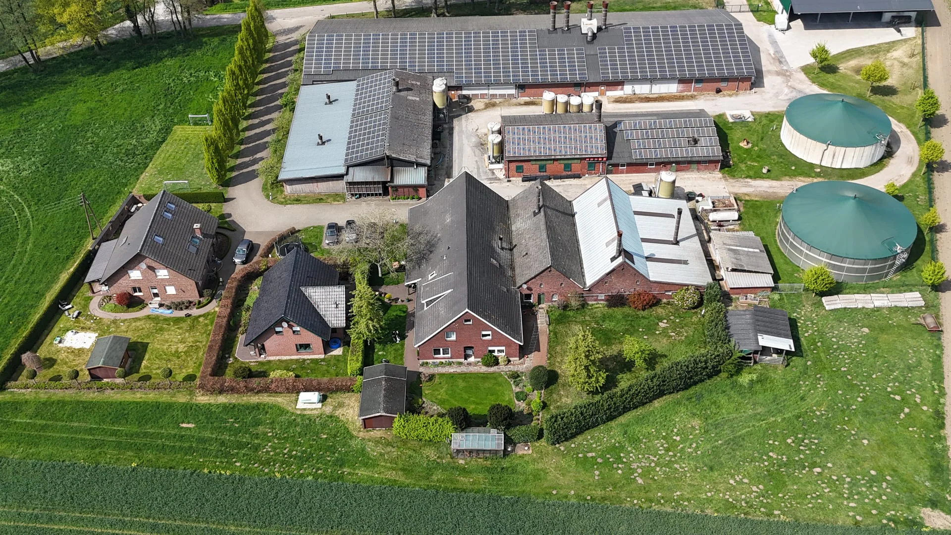 Drohnenaufnahme eines Hauses mit Grundst&uuml;ck