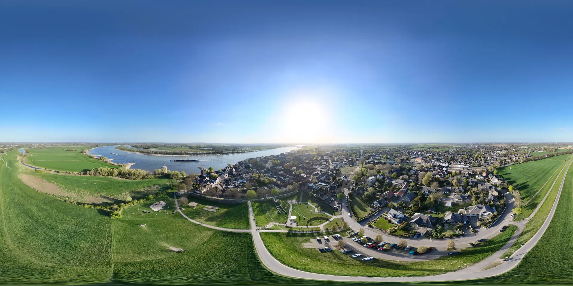 360 Grad Luftpanorama einer Stadt am Rhein mit Feldern und Wasser