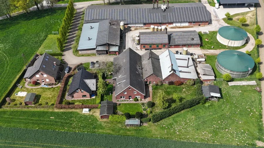 Hofanlage mit Nebengeb&auml;uden aus der Luft