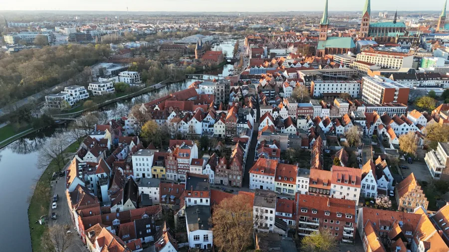 Wohn- und Bestandsobjekt im urbanen Umfeld aus der Luft