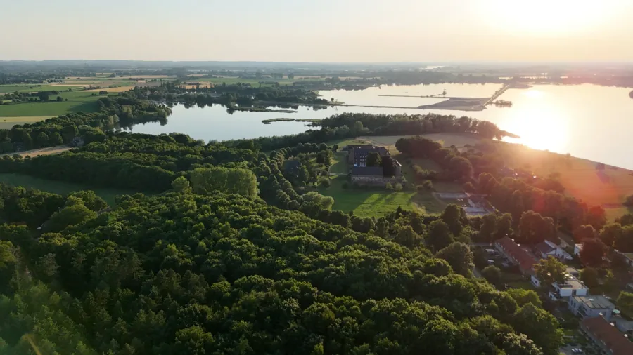 Ruhige Bestandsaufnahme eines Hauses in landschaftlicher Umgebung