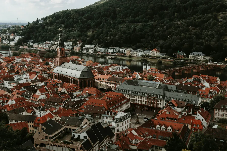 Stadtquartier mit Fluss, D&auml;chern und Lagebezug