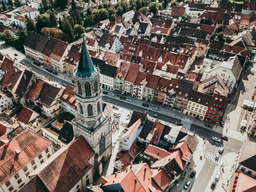 Dachlandschaft und Umfeld eines urbanen Objekts