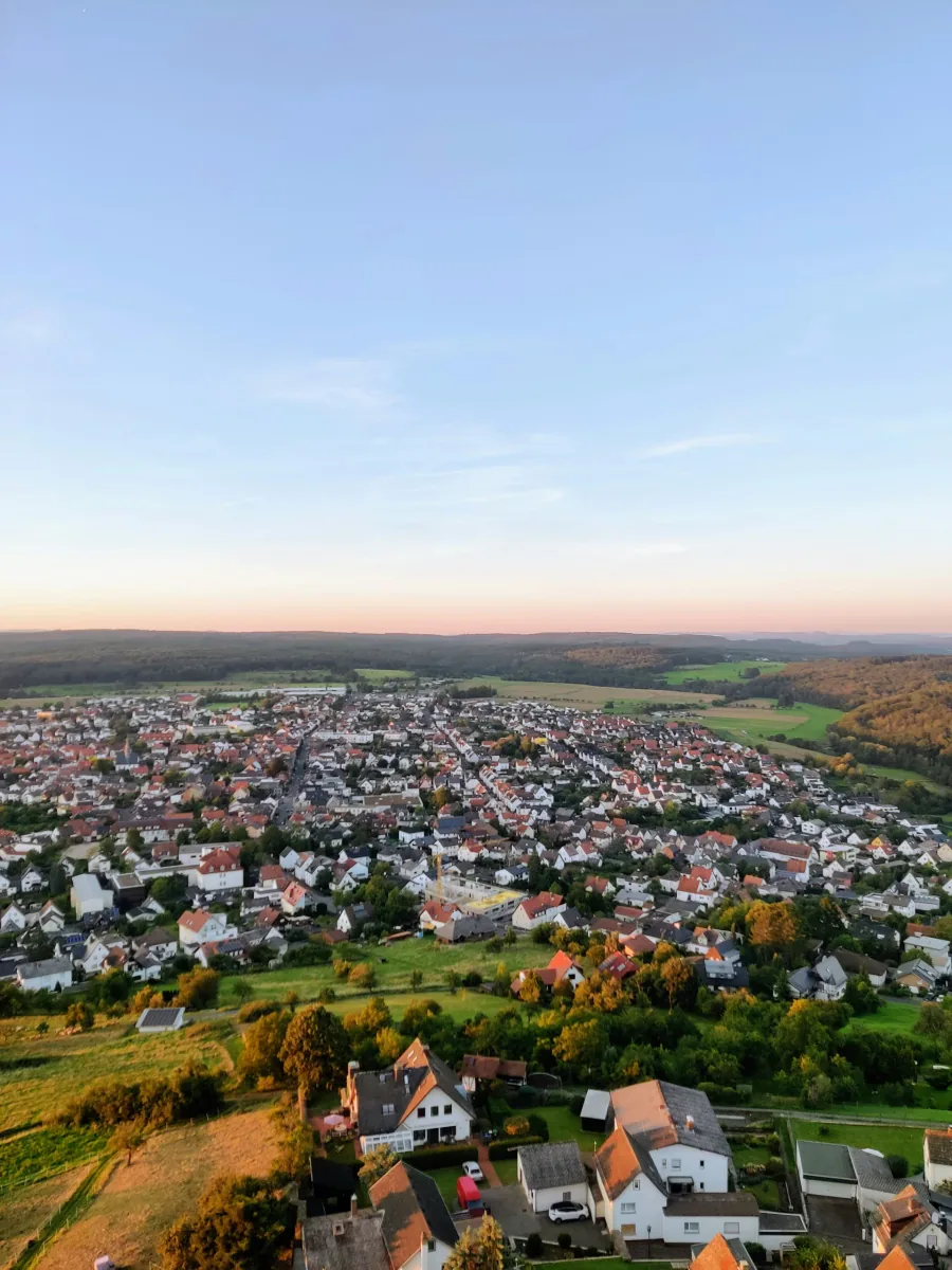 Haus, Garten und Umfeld im Abendlicht